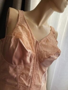 42 D Long line Exquisite Form beige Bra. Front closure